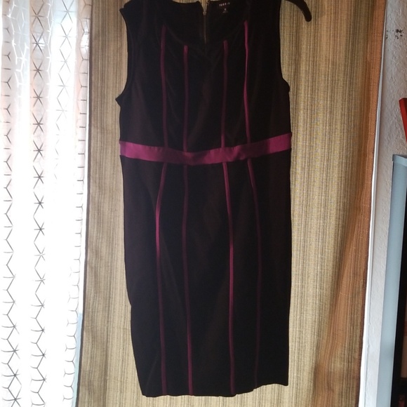 Fitted dress - Picture 1 of 2